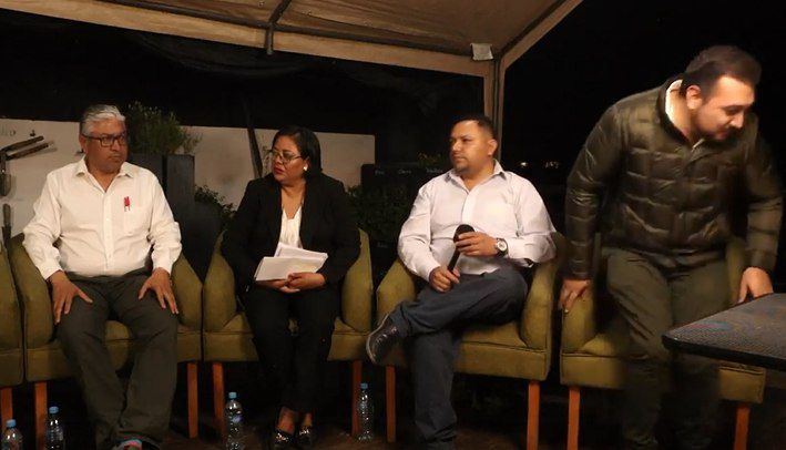 Indignación en redes por la tardanza de Chava Santos en debate electoral
